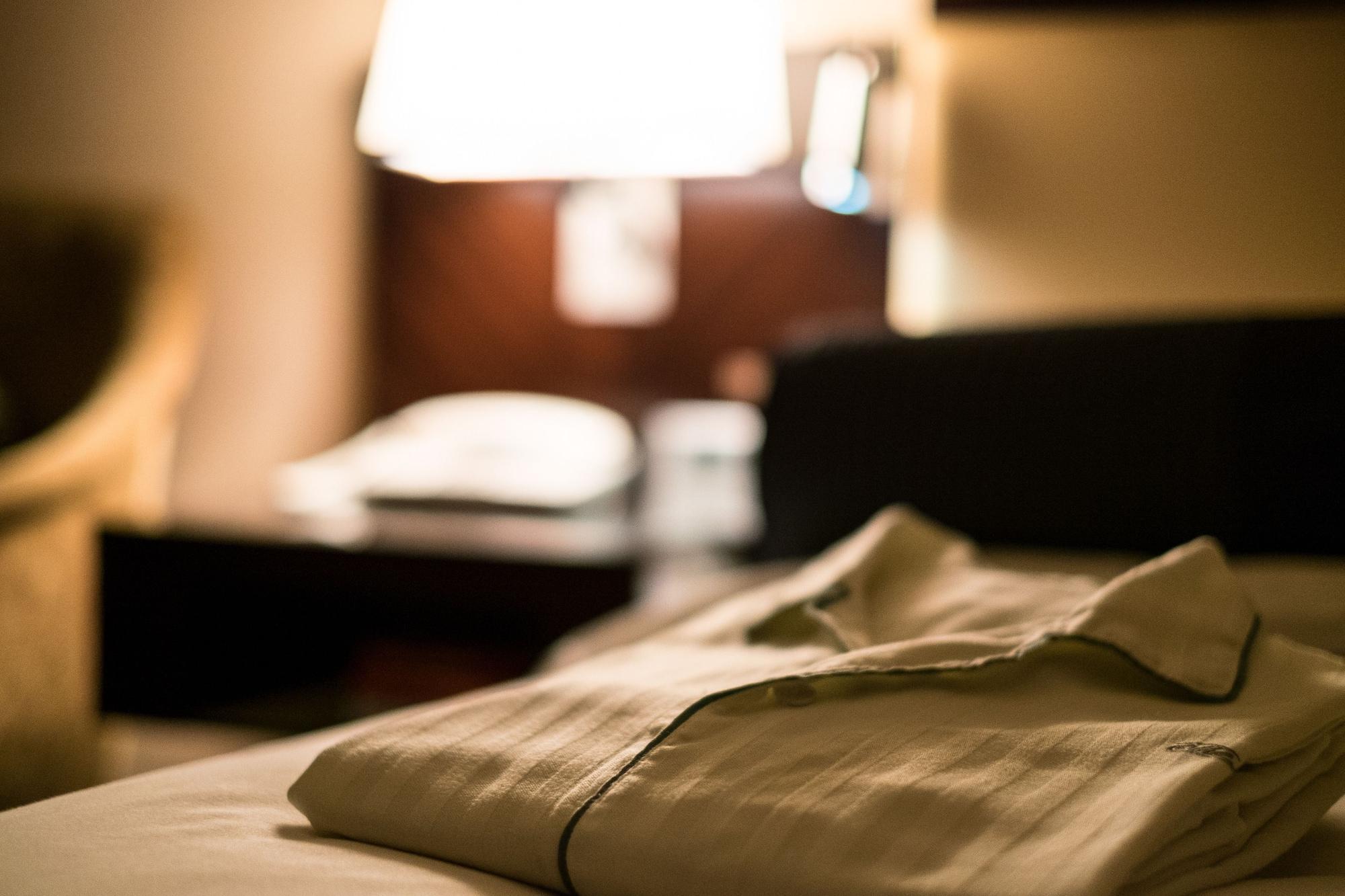 Hotel New Otani Hakata Fukuoka  Eksteriør bilde A shirt left on a bed