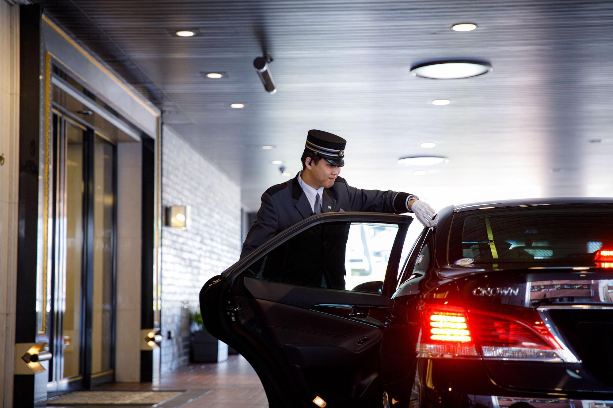Hotel New Otani Hakata Fukuoka  Eksteriør bilde A chauffeur opening a car door