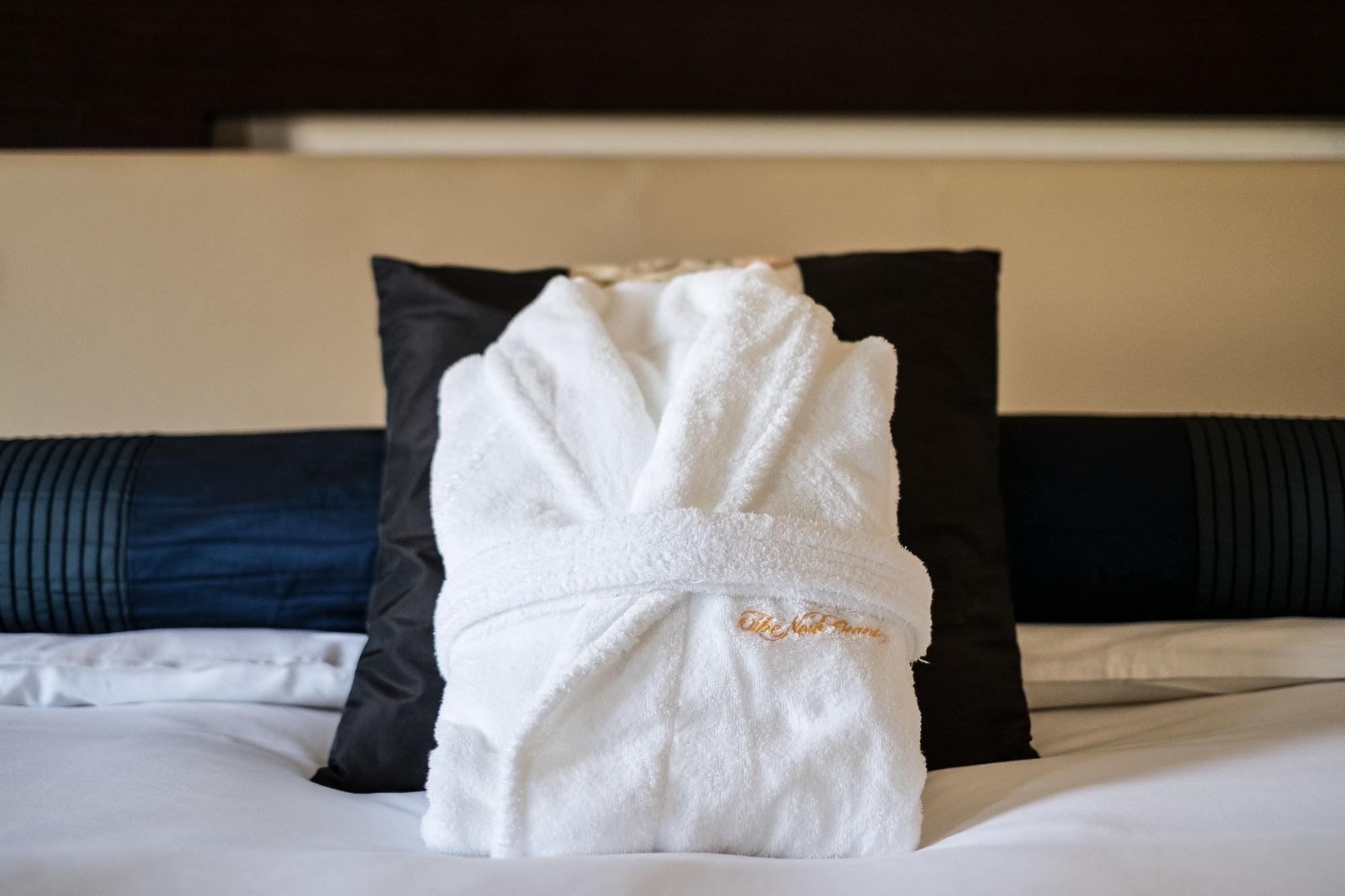 Hotel New Otani Hakata Fukuoka  Eksteriør bilde A bathrobe