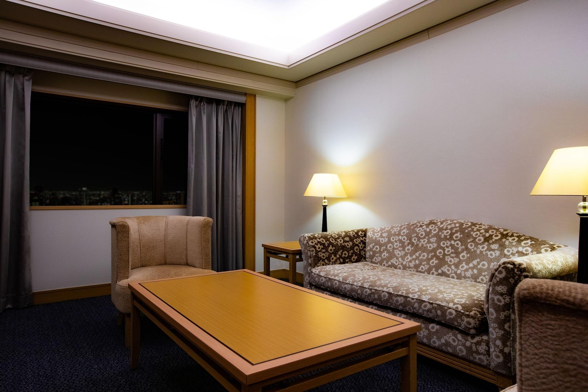 Hotel New Otani Hakata Fukuoka  Eksteriør bilde A living room in a suite at the hotel