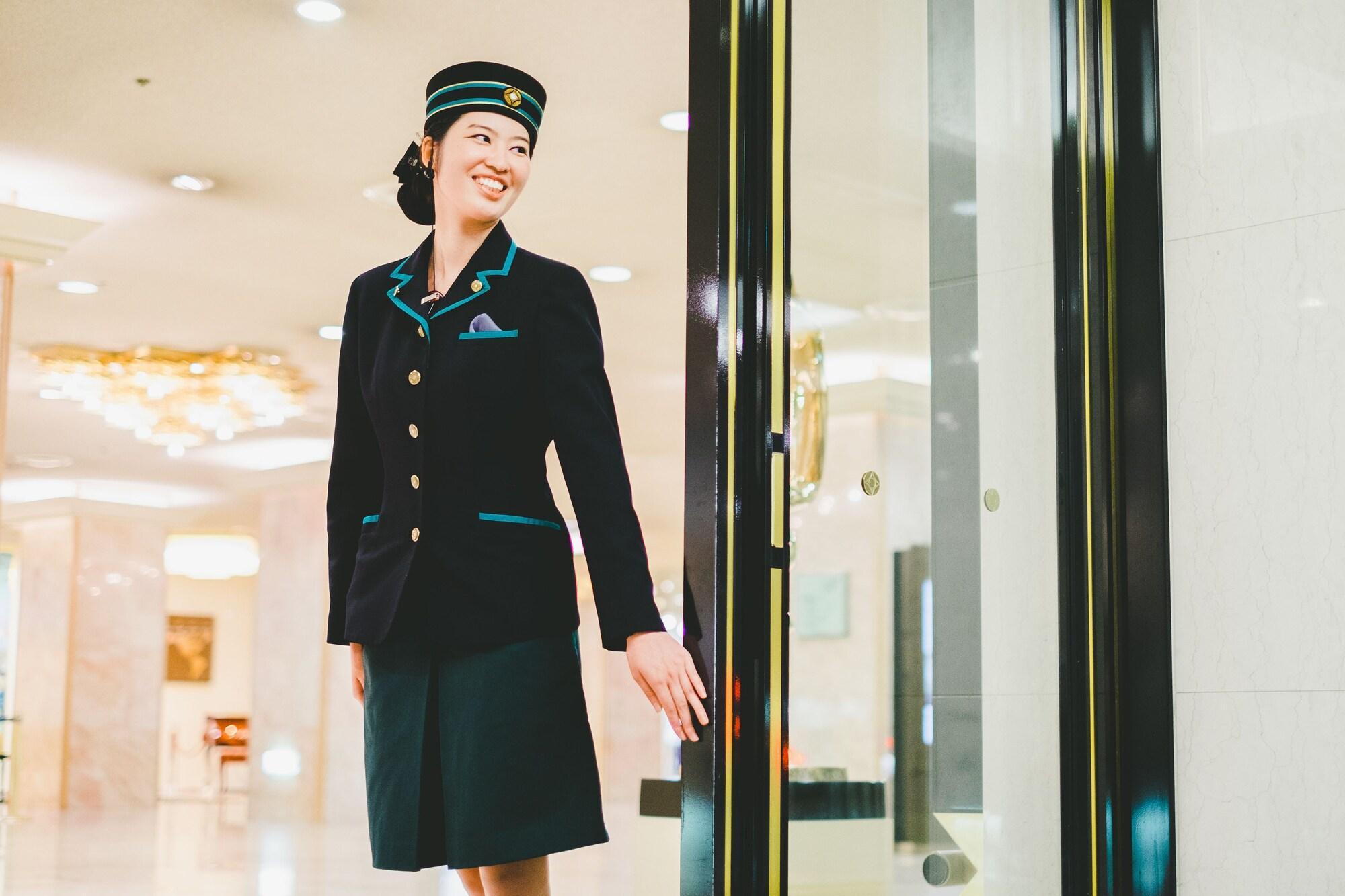 Hotel New Otani Hakata Fukuoka  Eksteriør bilde A female doorman at the entrance of a hotel