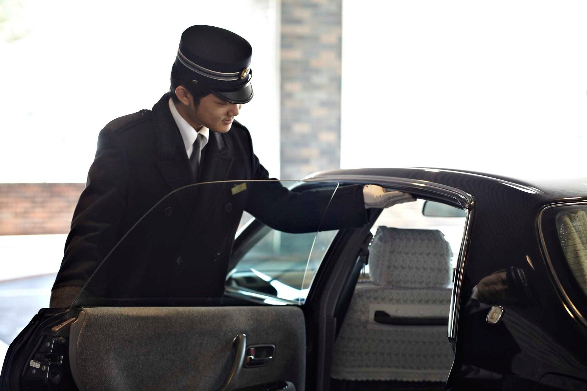 Hotel New Otani Hakata Fukuoka  Eksteriør bilde A chauffeur opening a car door