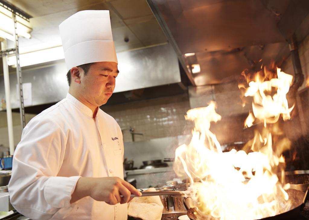 Hotel New Otani Hakata Fukuoka  Eksteriør bilde A chef cooking with a wok